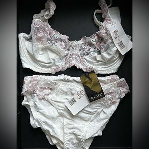 NWT - Pretty bra and panty set, with spare pair of panties!